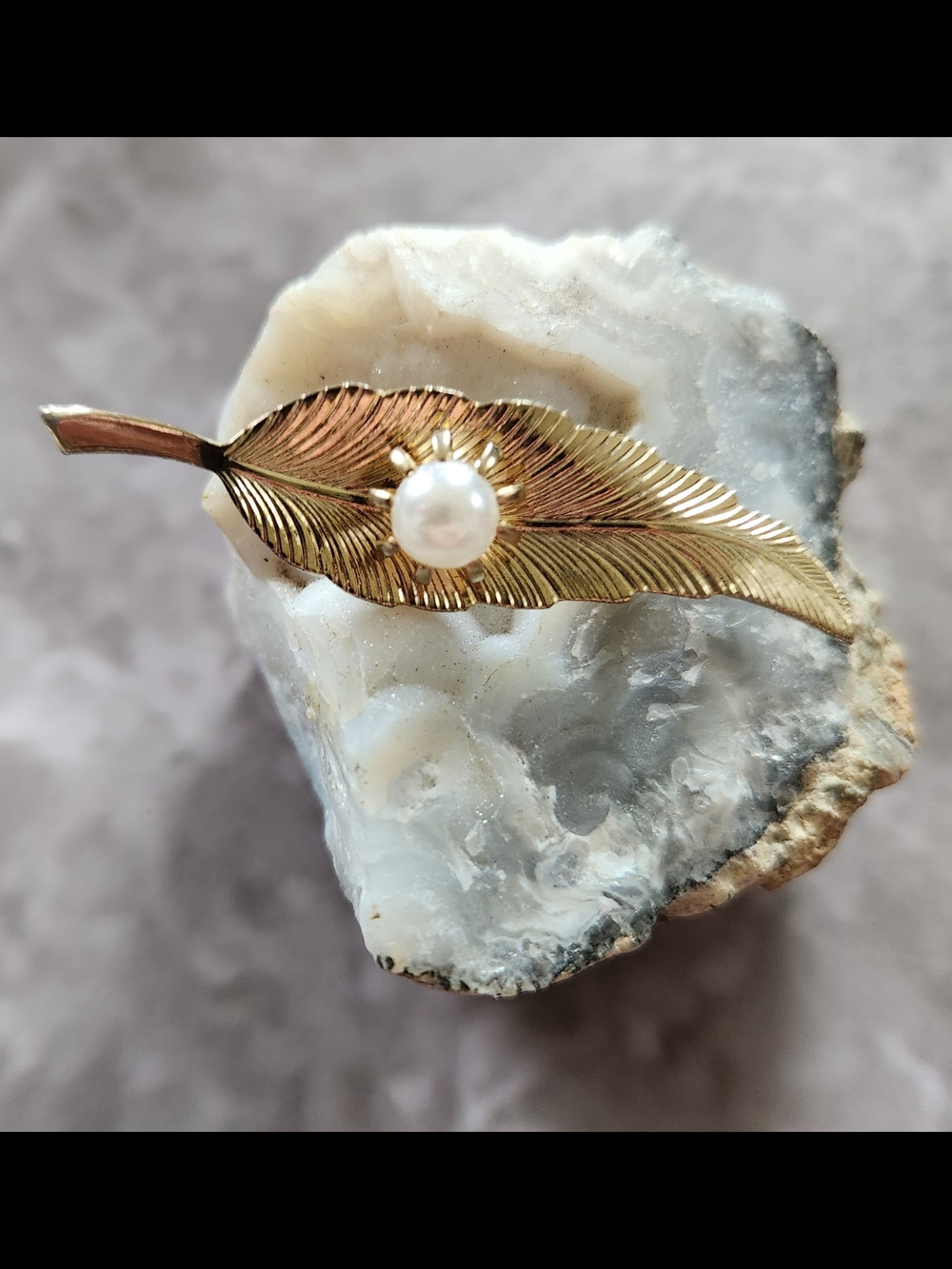 Vintage Simulated Pearl Textured Leaf Brooch Pin Gild Tone Retro Style